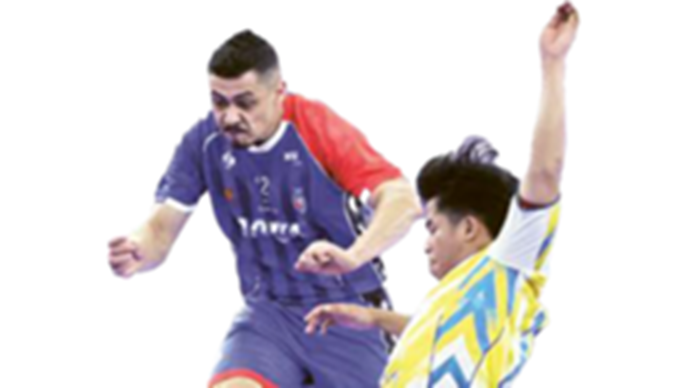 WAJIB SELALU MENANG: Wellington Pereira (kiri) melepaskan tendangan dalam laga PFL melawan Pangsuma FC Kalbar di GOR Nambo, Tangerang beberapa waktu lalu.