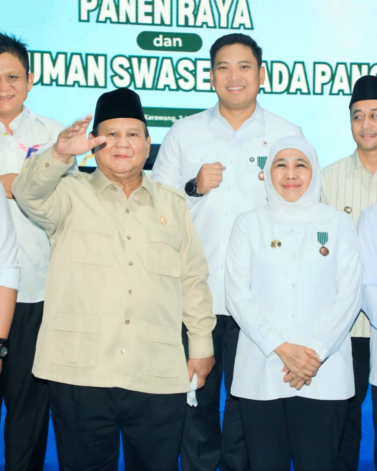 DOKUMENTASI: Gubernur Jawa Timur&nbsp;Khofifah Indar Parawansa foto bersama Presiden RI Prabowo Subianto setelah menerima penghargaan.