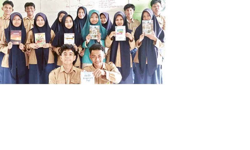 KONSISTEN: Siswa SMA Muhammadiyah 3 Batu menunjukkan berbagai buku hasil dari program BTS di sekolah yang berlangsung sejak tahun 2019.