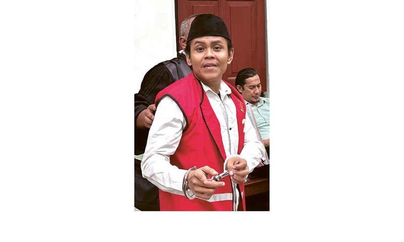 TAHANAN: Almarhum Alfarisi menjalani persidangan di Pengadilan Negeri Surabaya beberapa waktu lalu. Kematiannya masih menimbulkan tanda tanya.
