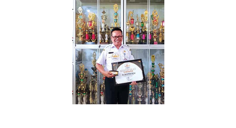 RAIH PENGHARGAAN: Kepala SMKN 1 Turen Suyitno menerima Anugerah Kepemimpinan Kolaboratif dalam Anugerah Pendidikan Radar Malang.