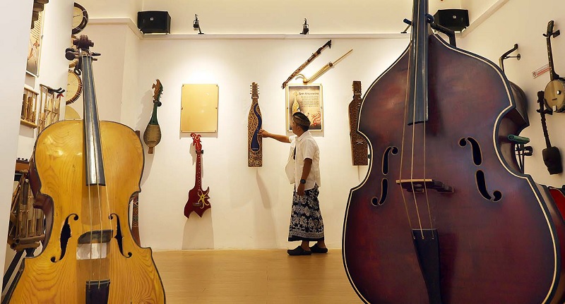 DARI BERBAGAI NEGARA: Founder Arca Tata Swara Joko Prihatin menunjukkan beberapa alat musik yang disimpan di galeri lantai 2 Malang Creative Center (MCC) kemarin (8/1).