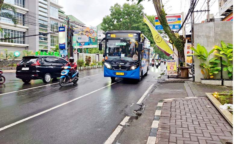 SARPRAS: Bus Trans Jatim melintasi kawasan Dinoyo, Jalan MT Haryono kemarin (8/1). Halte di kawasan tersebut batal digeser.