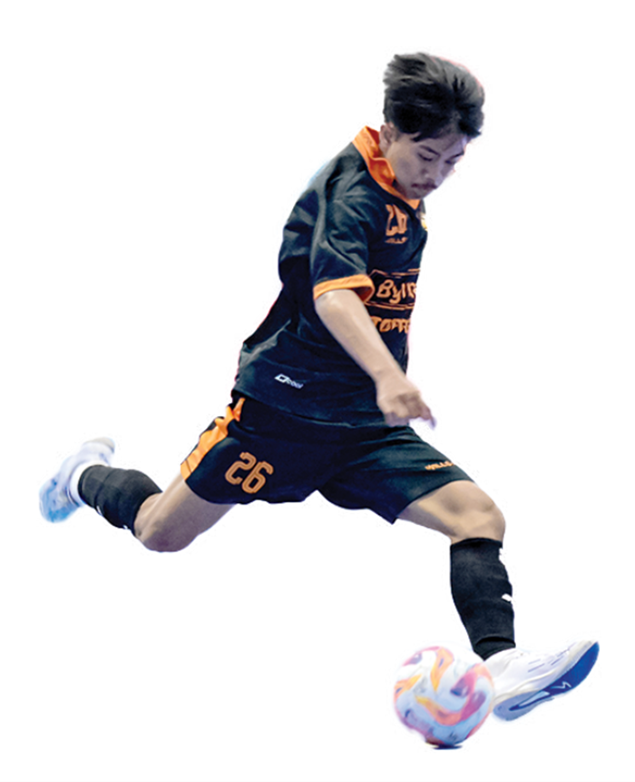 LEBIH LAMA: Pemain Sparta FC (kiri) melakukan tembakan ke gawang Massanda FC dalam laga USC Futsal League Volume 3 di Unggul Sports Center, beberapa waktu lalu.