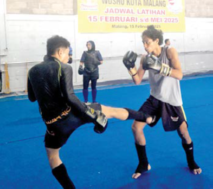 TINGKATKAN PERFORMA: Atlet Wushu Kota Malang kategori Sanda berlatih di Gedung Wushu Kota Malang, Kecamatan Sukun, beberapa waktu lalu.