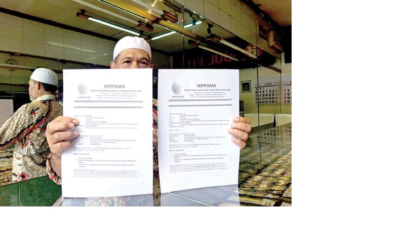 BERKIRIM SURAT: Seorang anggota Hippama menunjukkan aduan yang dikirim ke Ombudsman kepada awak media kemarin siang.