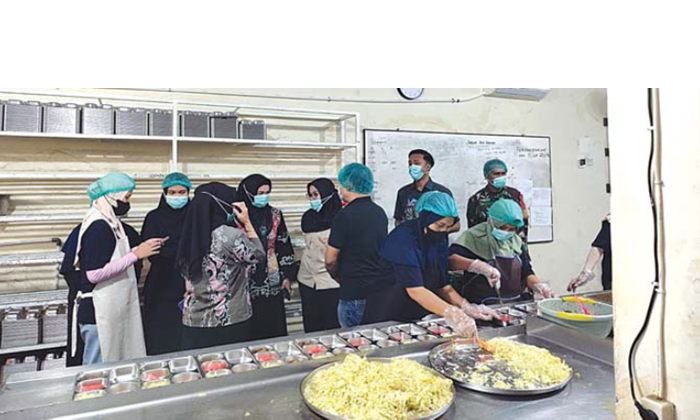 JAMIN MUTU: Petugas Satuan Pelayanan Pemenuhan Gizi (SPPG) Kuwolu, Bululawang, menyiapkan menu Makan Bergizi Gratis (MBG) di dapur produksi beberapa waktu lalu.