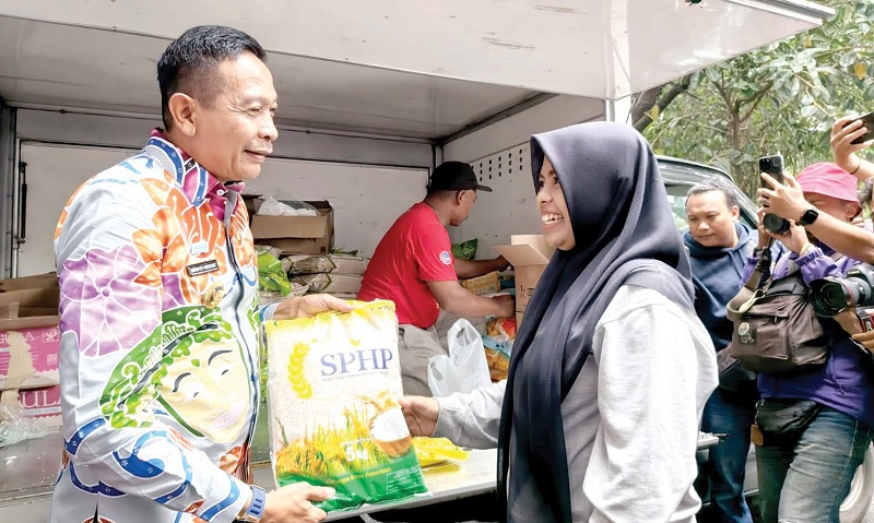 BANTU WARGA: Wali Kota Malang Wahyu Hidayat (kiri) menyerahkan beras SPHP dalam Gerakan Pangan Murah (GPM) di Jalan Gajahmada beberapa waktu lalu.