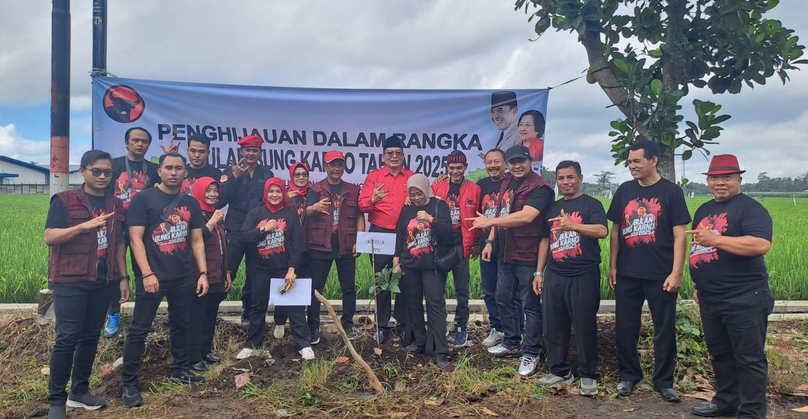 PRO LINGKUNGAN: Program penghijauan lewat aksi tanam pohon yang dilakukan DPC PDIP bersama anggota Fraksi PDIP DPRD Kabupaten Malang.