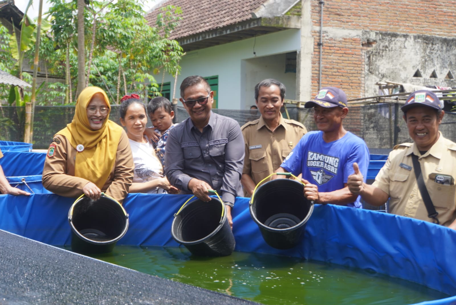 KOMODITAS UNGGULAN:  Ketua DPRD Kabupaten Malang yang juga anggota Fraksi PDIP Darmadi meninjau tempat budidaya ikan.