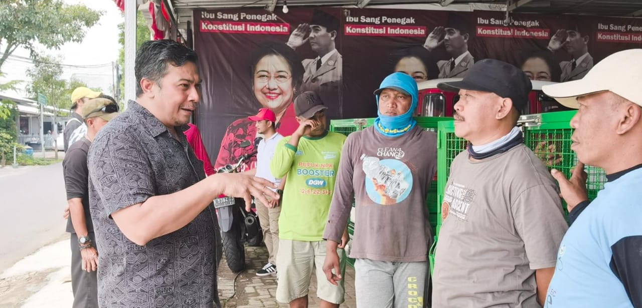 AKRAB: Ketua Fraksi PDIP DPRD Kabupaten Malang Abdul Qodir berbincang dengan warga untuk menyerap aspirasi masyarakat.