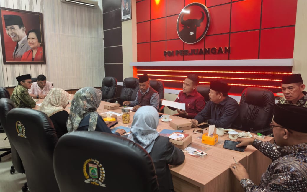 SALING MENGISI: Anggota Fraksi PDIP DPRD Kabupaten Malang menggelar rapat di ruang fraksi.