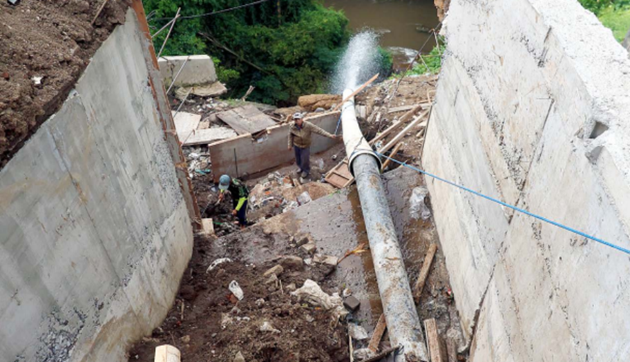 Sedimentasi di ujung drainase Jalan Soekarno-Hatta bakal dibersihkan sebelum dibangun. Selain sarpras, dewan mengusulkan agar petugas pemantau potensi banjir ditambah. (Darmono/Radar Malang)