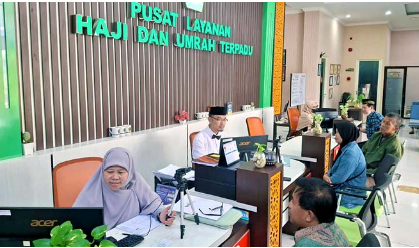 Sejumlah calon jamaah haji mendatangi Kantor Kementerian Haji dan Umrah Tipe A Kota Malang untuk melunasi biaya perjalanan ibadah Haji (Bipih) reguler, kemarin (9/1). (Nabila Amelia/Radar Malang)