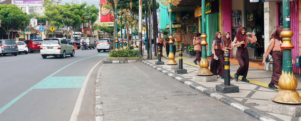 Koridor Kajoetangan mulai steril dari parkir motor. Mulai hari ini (10/1), bakal ada sanksi tilang yang diberlakukan untuk pelanggar. (Darmono/Radar Malang)