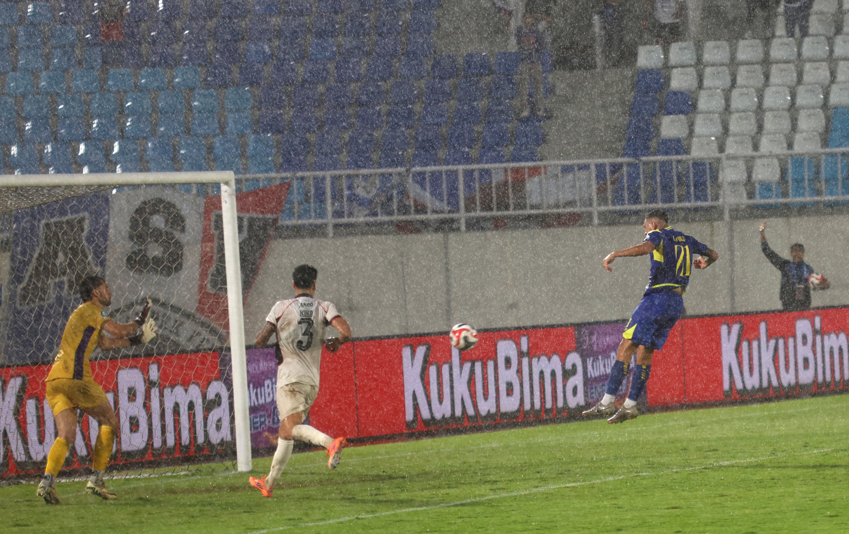 Ian Puleio (kanan) melesatkan gol gawang Persik Kediri lewat sundulan pada laga BRI Super League Pekan Ke-17. (Darmono/Radar Malang)