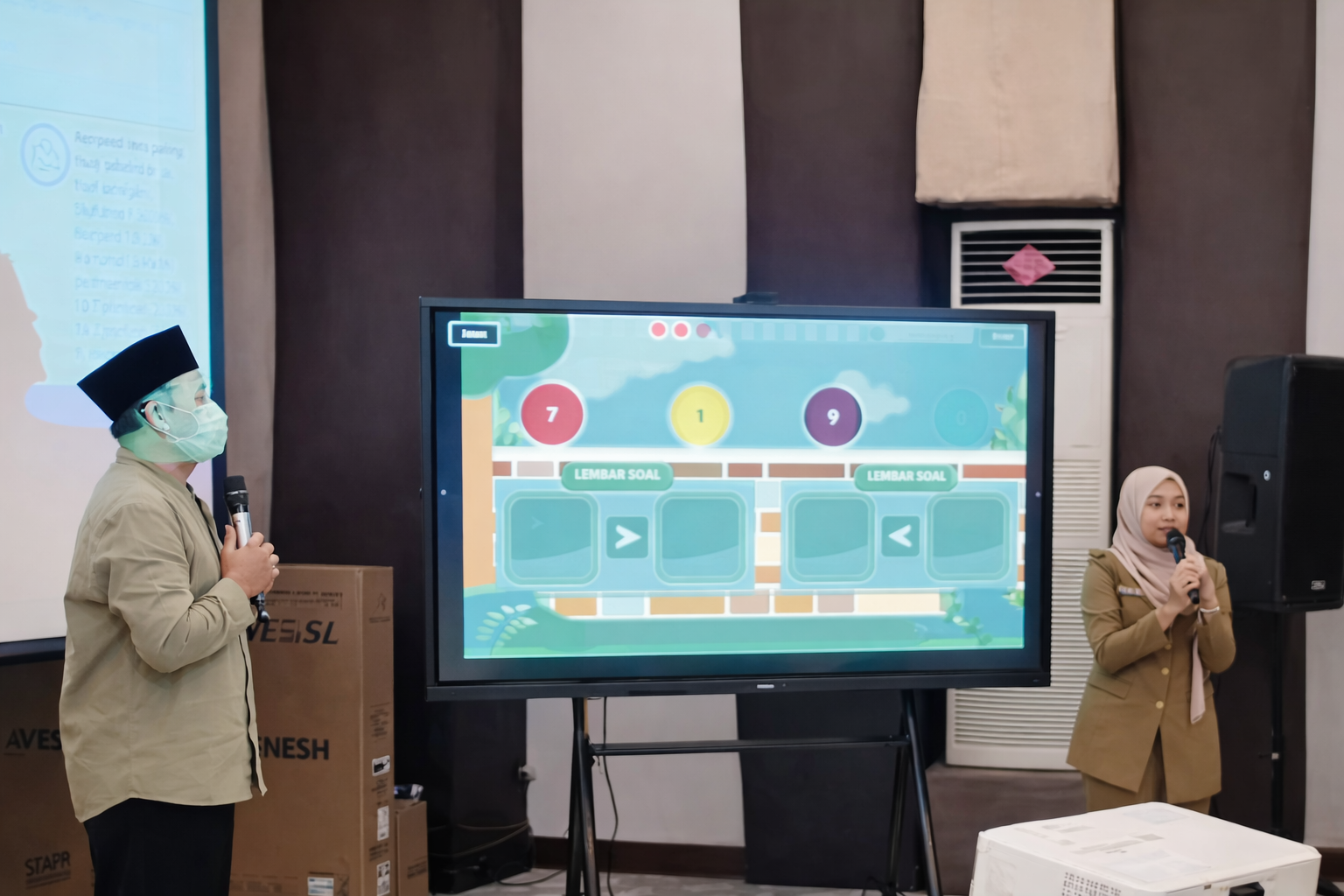 Ratusan guru mengikuti pelatihan teknik mengoperasikan Interactive Flat Panel (IFP) beberapa waktu lalu. (Disdik Kabupaten Malang)