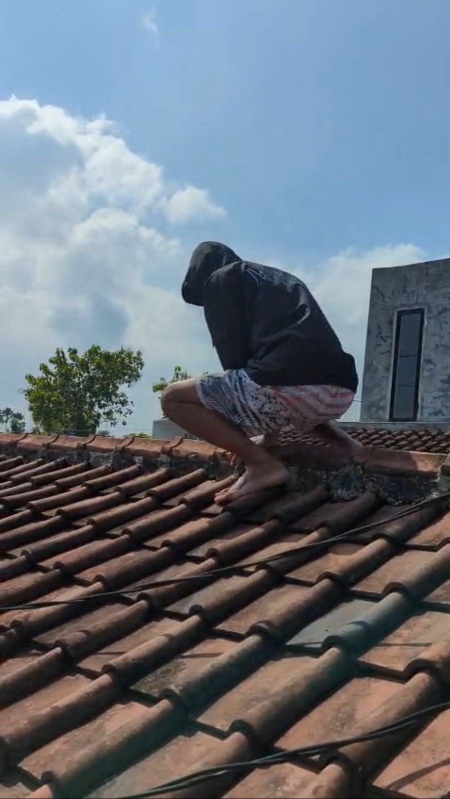 APA PUN DIKERJAKAN: Anggota To Help Serba Bisa Malang memperbaiki genteng bocor milik pemesan. (To Help Serba Bisa Malang)