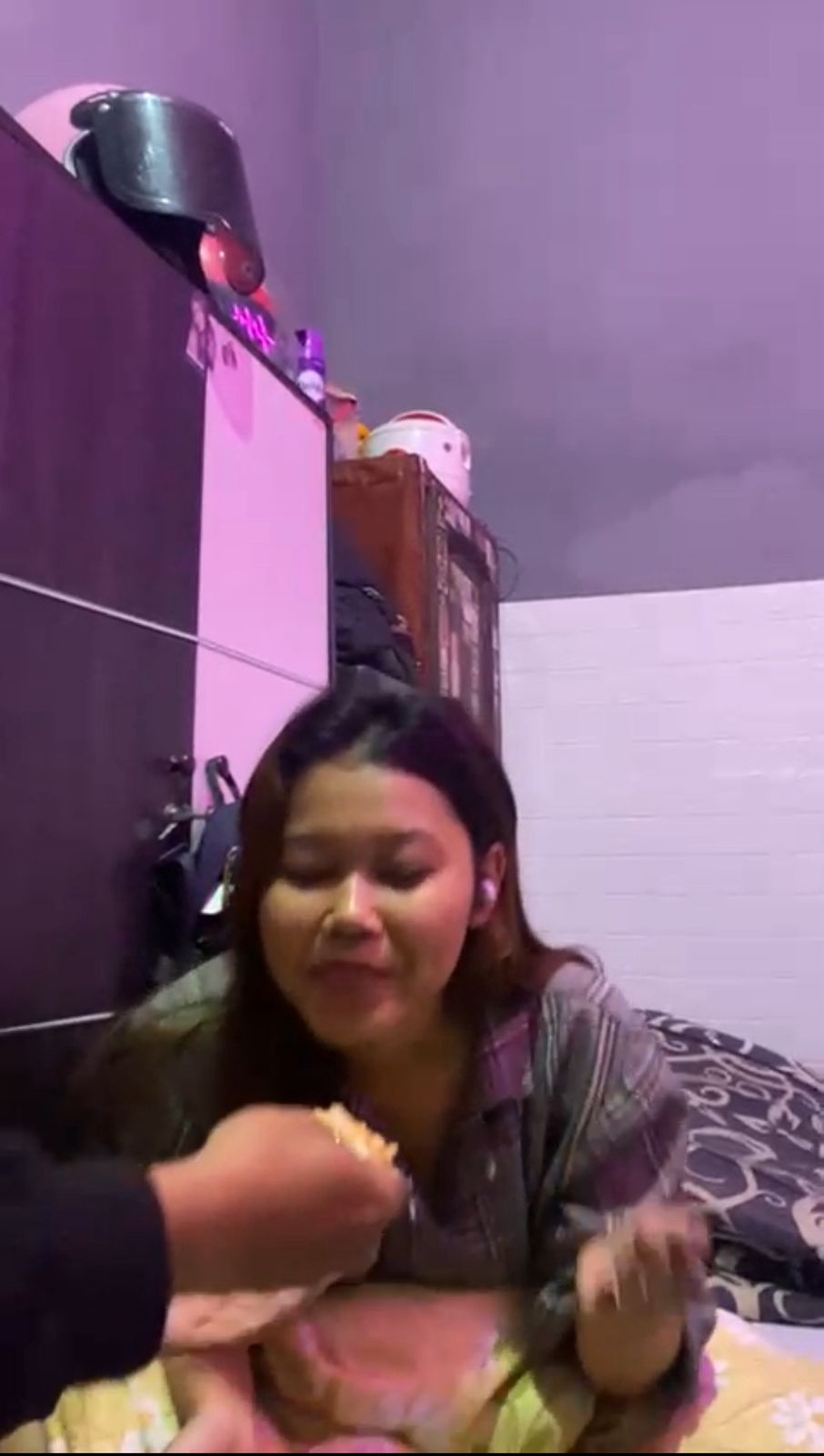 PESANAN TERUNIK: Seorang mahasiswi memesan jasa serbabisa untuk menyuapi makanan karena baru selesai nail art.