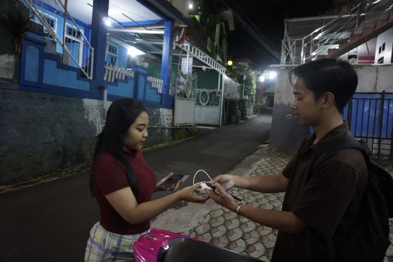 TERBANTU: Pemesan jasa Mas Tolong Mas menerima barang yang dipesan kemarin sore. (Mas Tolong Mas)