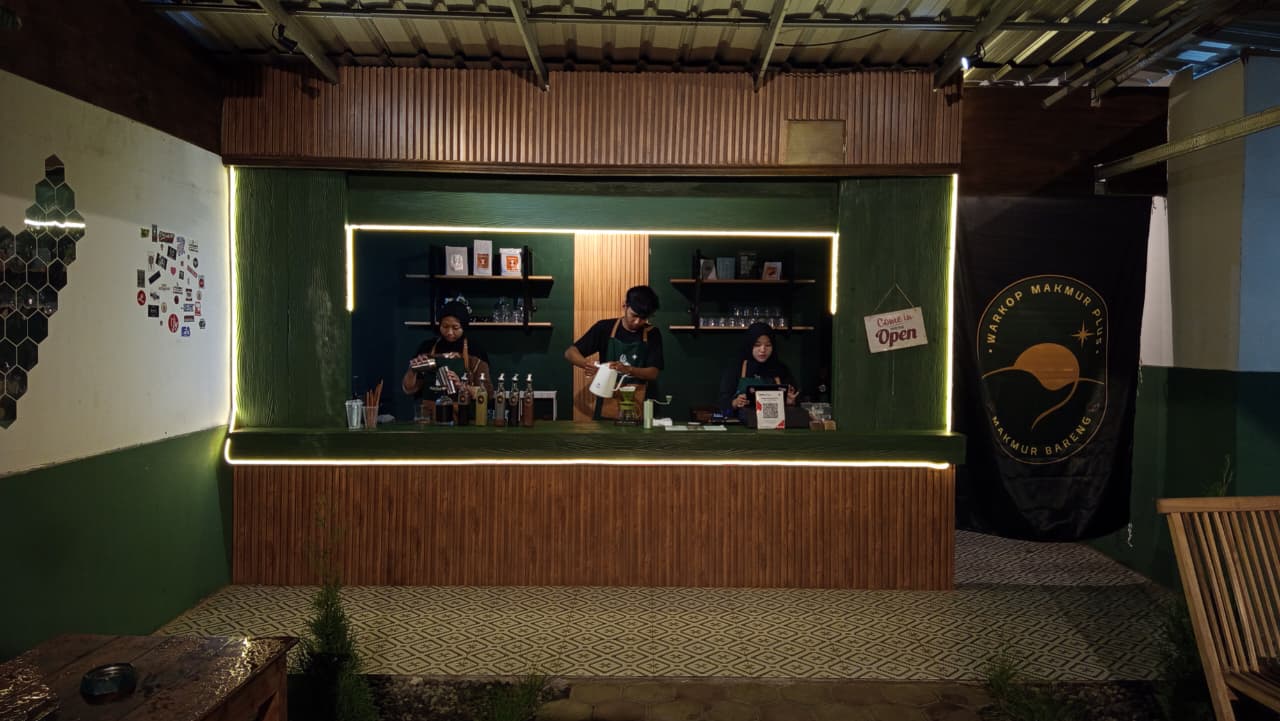 ART TIME: Aktivitas barista di Warkop Makmur Plus, Merjosari. Mahasiswa bisa kerja part time di sana. (Dzaky W. Maulana)
