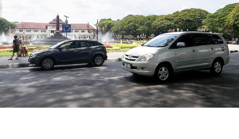 SUMBER PENDAPATAN: Kendaraan roda empat melintasi bundaran Jalan Tugu kemarin (11/1). Penjualan mobil turut mendongkrak sektor pajak kendaraan.