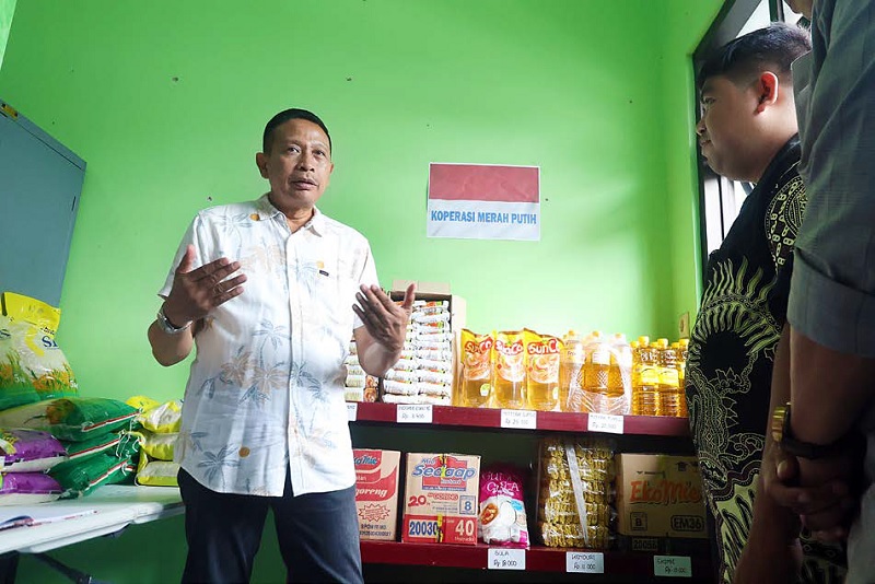 SIAP BEROPERASI: Wali Kota Malang Wahyu Hidayat melihat komoditas di gerai Koperasi Merah Putih (KMP) di Kelurahan Bunulrejo, Kecamatan Blimbing kemarin (11/1).