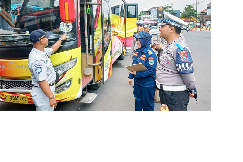 BELASAN TAHUN MENGABDI: Chamidah memeriksa kendaraan di Balai Uji Kir Kota Batu beberapa waktu lalu.