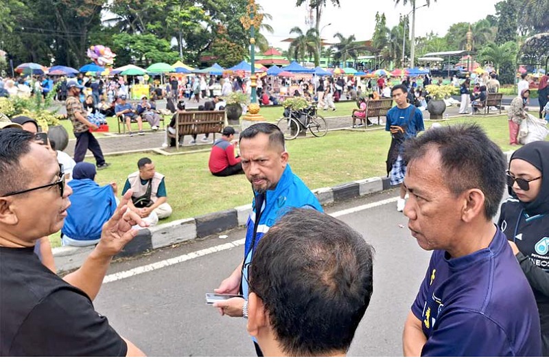 HARI BEBAS KENDARAAN: Wali Kota Malang Wahyu Hidayat meninjau area Car Free Day Jalan Ijen kemarin (11/1).