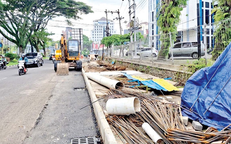 TERUS DIKEBUT: Alat berat masih beroperasi di Jalan Soekarno-Hatta (Soehat) untuk menyelesaikan pengerjaan drainase kemarin siang.