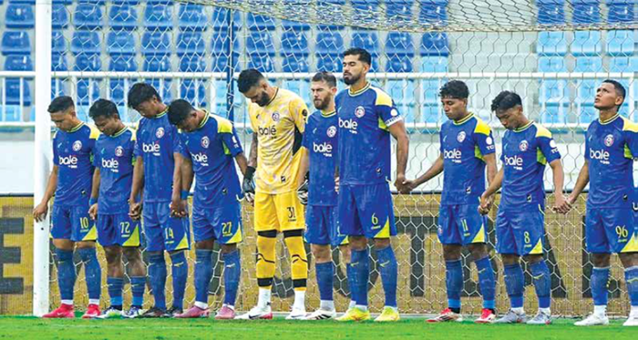 PERLU PERBAIKAN: Para pemain Arema FC melakukan doa bersama sebelum menjalani laga BRI Super League di Stadion Kanjuruhan.