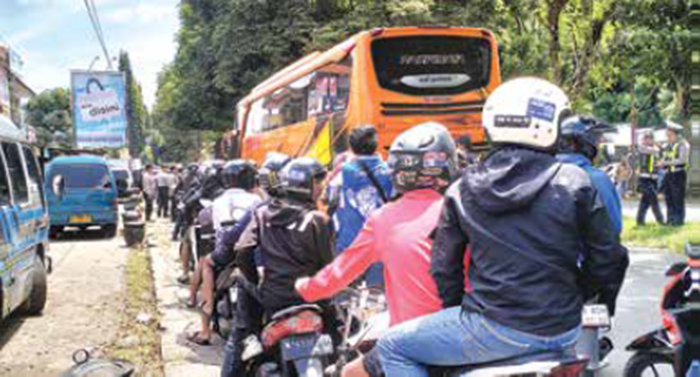 ANTI RANTIS: Bus yang mengangkut pemain, pelatih, dan official Persik Kediri mendapatkan pengawalan dari Aremania menuju Stadion Kanjuruhan, kemarin.