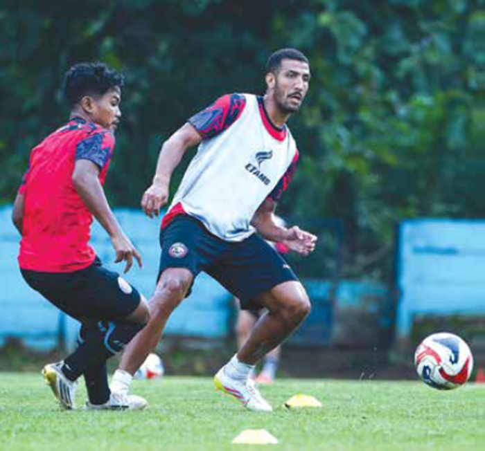 BERUSAHA SELEKTIF: Yann Motta (kanan) berusaha mengontrol bola dalam sesi latihan Arema FC di ARG Soccer Field, Lawang, pekan lalu.