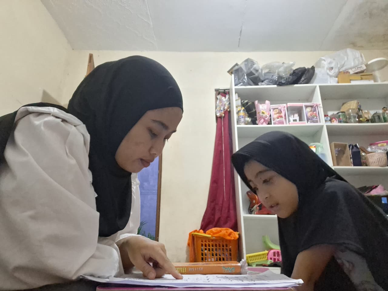 FLEKSIBEL: Kanza (kiri) mengajar muridnya. Menjadi guru les privat bisa menjadi pilihan kerja part time bagi mahasiswa di Malang. (Dok Pribadi Kanza)