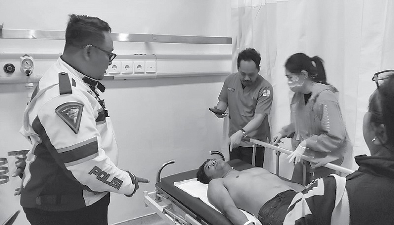 SELAMAT : Polisi mengecek kondisi salah satu pengendara yang terlibat kecelakaan di Jalan Raya Desa Asrikaton, Kecamatan Pakis, Minggu (11/1) dini hari.