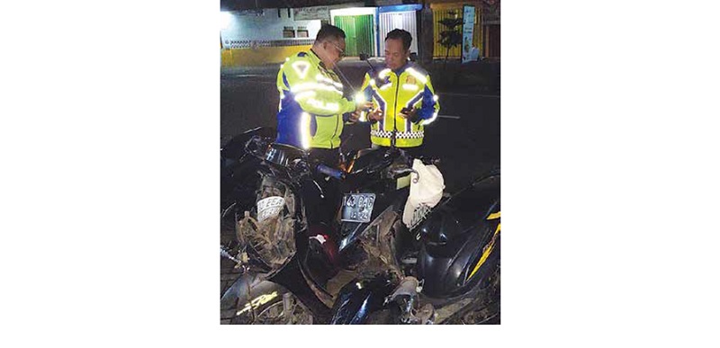 NASIB NAHAS: Dua motor ringsek sesuai terlibat tabrakan di Jalan Raya Desa Asrikaton, Kecamatan Pakis, Kabupaten Malang pada Minggu dini hari (11/1).