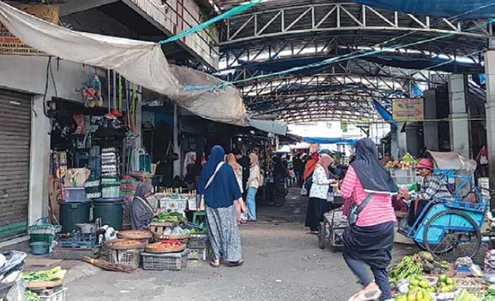 AKIBAT TKD: Aktivitas di Pasar Singosari, Kabupaten Malang, terlihat tidak begitu ramai pada hari libur kemarin (11/1).