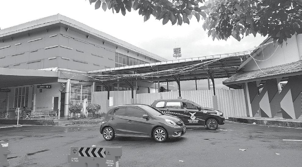 PERMUDAH AKSES: Pekerjaan penyambungan terminal kedatangan dan keberangkatan di Bandara Abdulrachman Saleh, Pakis, masih dikebut kemarin.