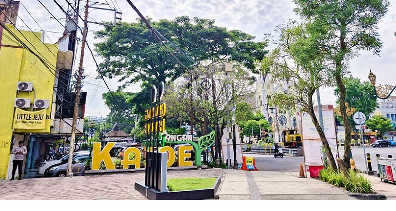 BUTUH SOLUSI: Kabel-kabel di kawasan Kajoetangan Heritage masih semrawut di beberapa bagian. Perlu penataan agar kawasan terlihat lebih rapi. Ada opsi menggandeng investor untuk melakukannya.