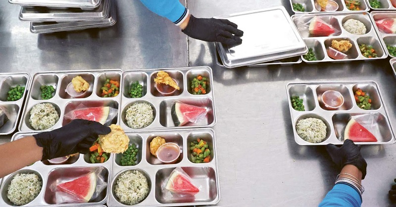 SIAP KIRIM: Petugas SPPG Trunojoyo menyajikan makanan di food tray kemarin siang. Selama Ramadan, program MBG tetap berjalan dengan menyajikan menu kering.
