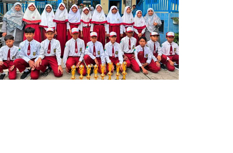 BERPRESTASI: Siswa SD Aisyiyah Kamila yang tergabung dalam Tim Qobilah berhasil meraih beberapa trofi dalam Lomba Pandu Berprestasi Kwartir Daerah Gerakan Kepanduan Hizbul Wathan Kota Malang.