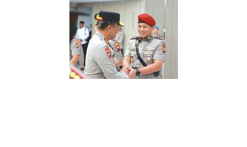 TUGAS BARU: Kapolres Malang AKBP Muhammad Taat Resdi di sela menjalani sertijab di Mapolda Jatim kemarin (12/1).