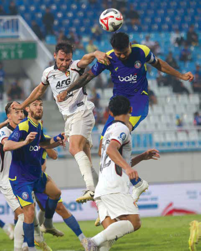 JAWAB KEPERCAYAAN: Julian Guevara (dua dari kanan) melakukan duel udara dalam laga BRI Super League melawan Persik Kediri di Stadion Kanjuruhan, Minggu lalu (11/1).