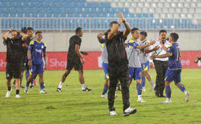 PERKUAT TIM: Pelatih Kepala Arema FC Marcos Santos dan para pemain Singo Edan merayakan kemenangan atas Persik Kediri di Stadion Kanjuruhan.