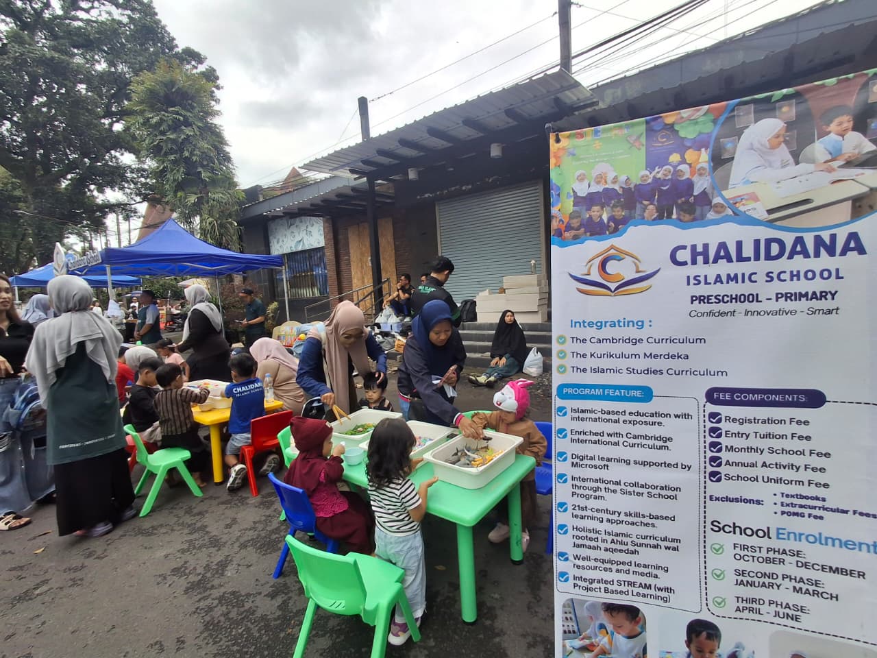 Chalidana Islamic School Malang menghadirkan pojok literasi dan eksperimen sains untuk anak-anak saat Car Free Day Ijen, Minggu (11/1). (Nabila Amelia/Radar Malang)