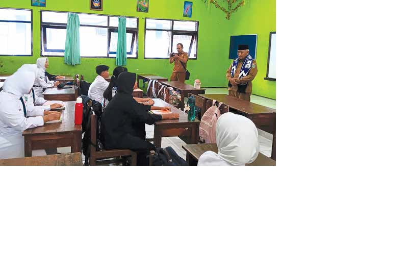 TINGKATKAN KUALITAS: Bupati Malang H M. Sanusi berkomunikasi dengan siswa SMPN 3 Kepanjen kemarin (12/1).