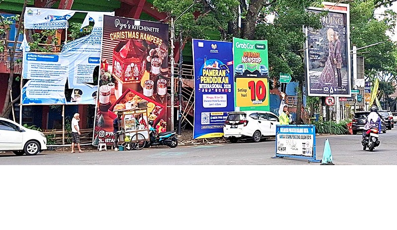 DIMANFAATKAN UNTUK KAFE: Reklame insidental beserta tiang-tiangnya di Jalan Semeru bakal dibersihkan Pemkot Malang dalam waktu dekat. Ada rencana memanfaatkan spot tersebut untuk kafe.