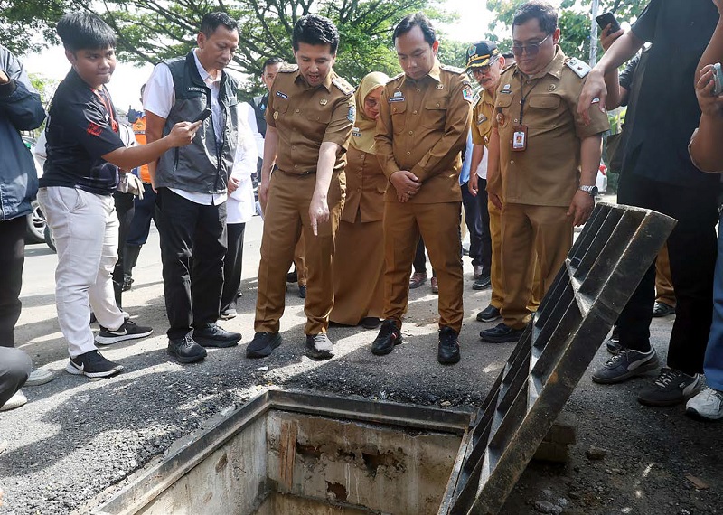 TURUN GUNUNG: Wakil Gubernur Jatim Emil Elestianto Dardak (depan, tiga dari kiri) didampingi Wakil Wali Kota Malang Ali Muthohirin meninjau bak kontrol di Jalan Soekarno-Hatta (Soehat), kemarin.