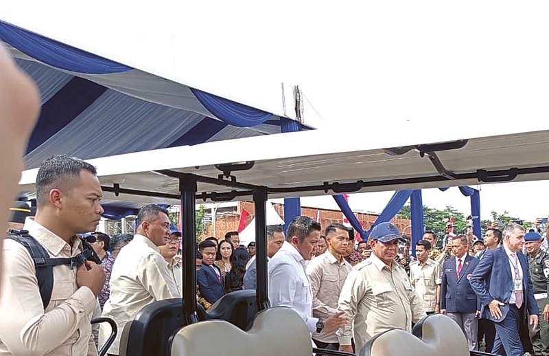 KUNJUNGAN: Presiden RI Prabowo Subianto didampingi Seskab Teddy Indra Wijaya hendak naik golf car untuk meninjau fasilitas di SMA Taruna Nusantara Kampus Malang kemarin (13/1).