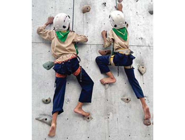 MENYENANGKAN: Siswa SD Muhammadiyah 9 Malang mencoba wall climbing di Universitas Negeri Malang, beberapa waktu lalu.